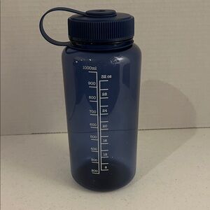 True living 32 oz Sports bottle